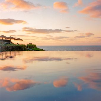 Pool bei Sonnenuntergang auf den Azoren